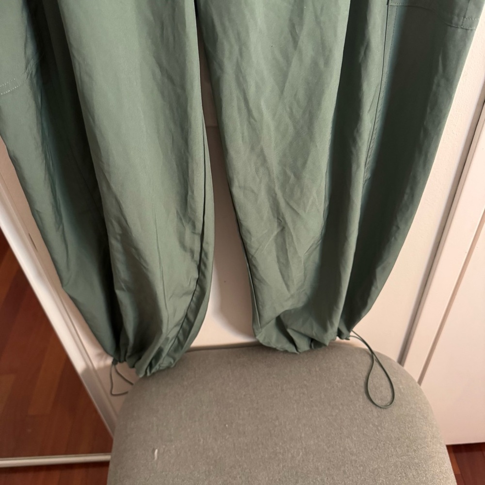 Victorias Secret PINK Tech Stretch Green Cargo Pants - Picture 8 of 9